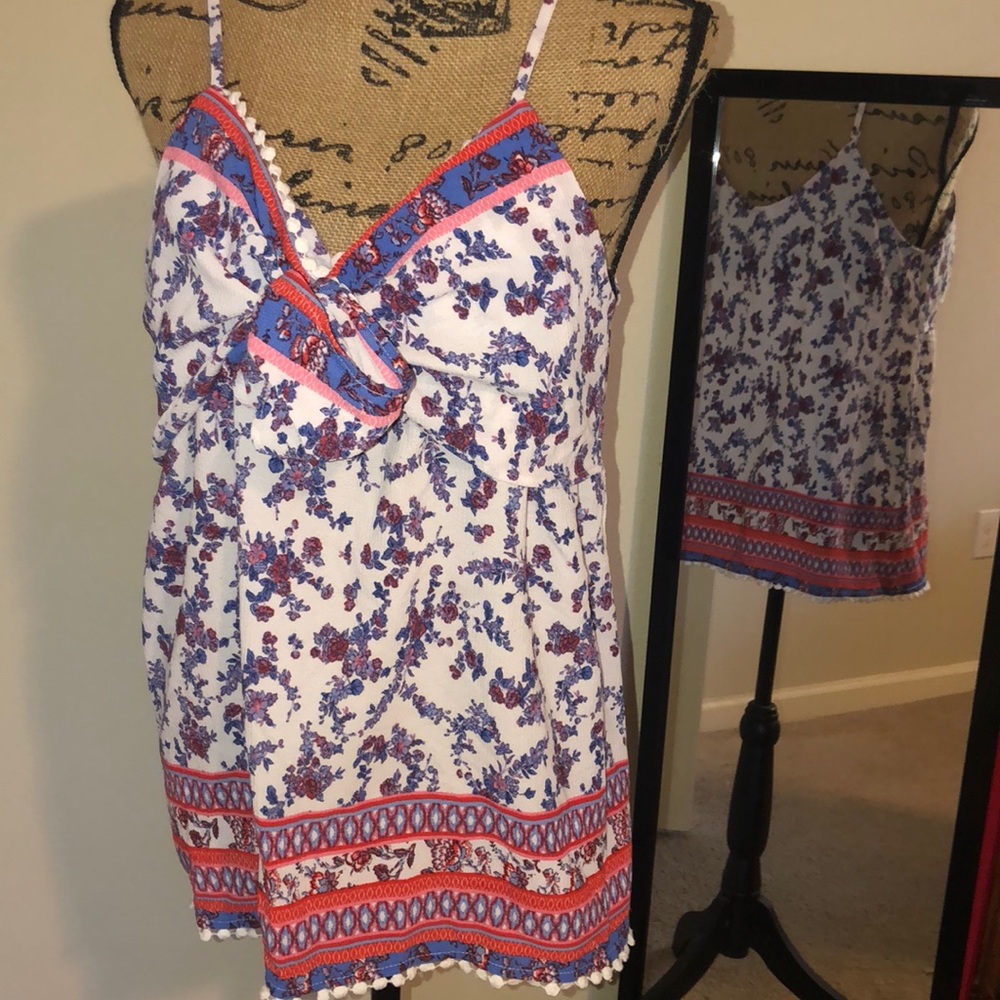 Adorable floral tank 🌸